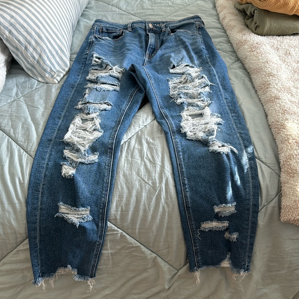 American Eagle - medium wash distressed mom jean